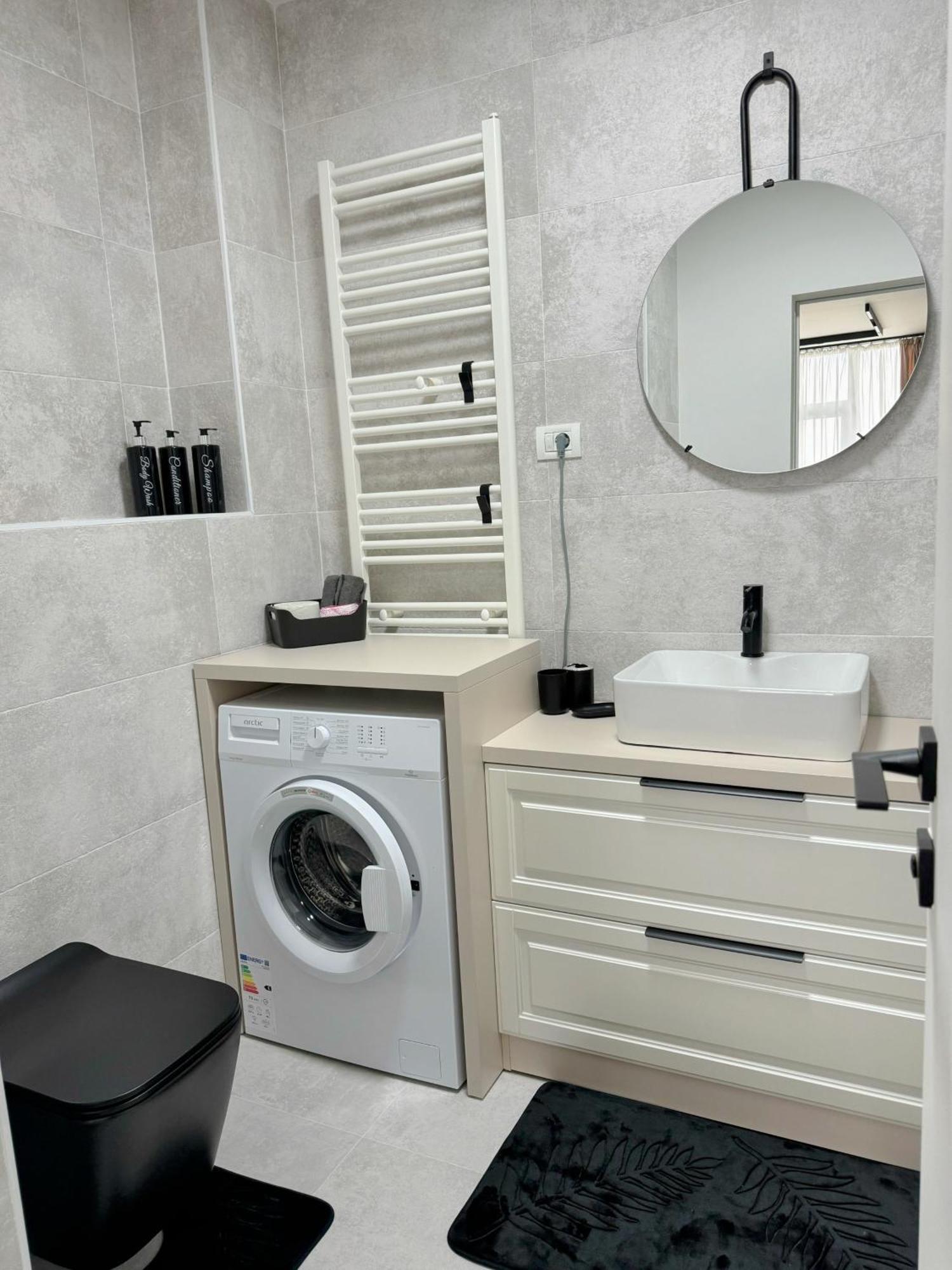 Stylish Apartment Getaway With Self Check-In And Free Parking Lot Arad Exterior foto