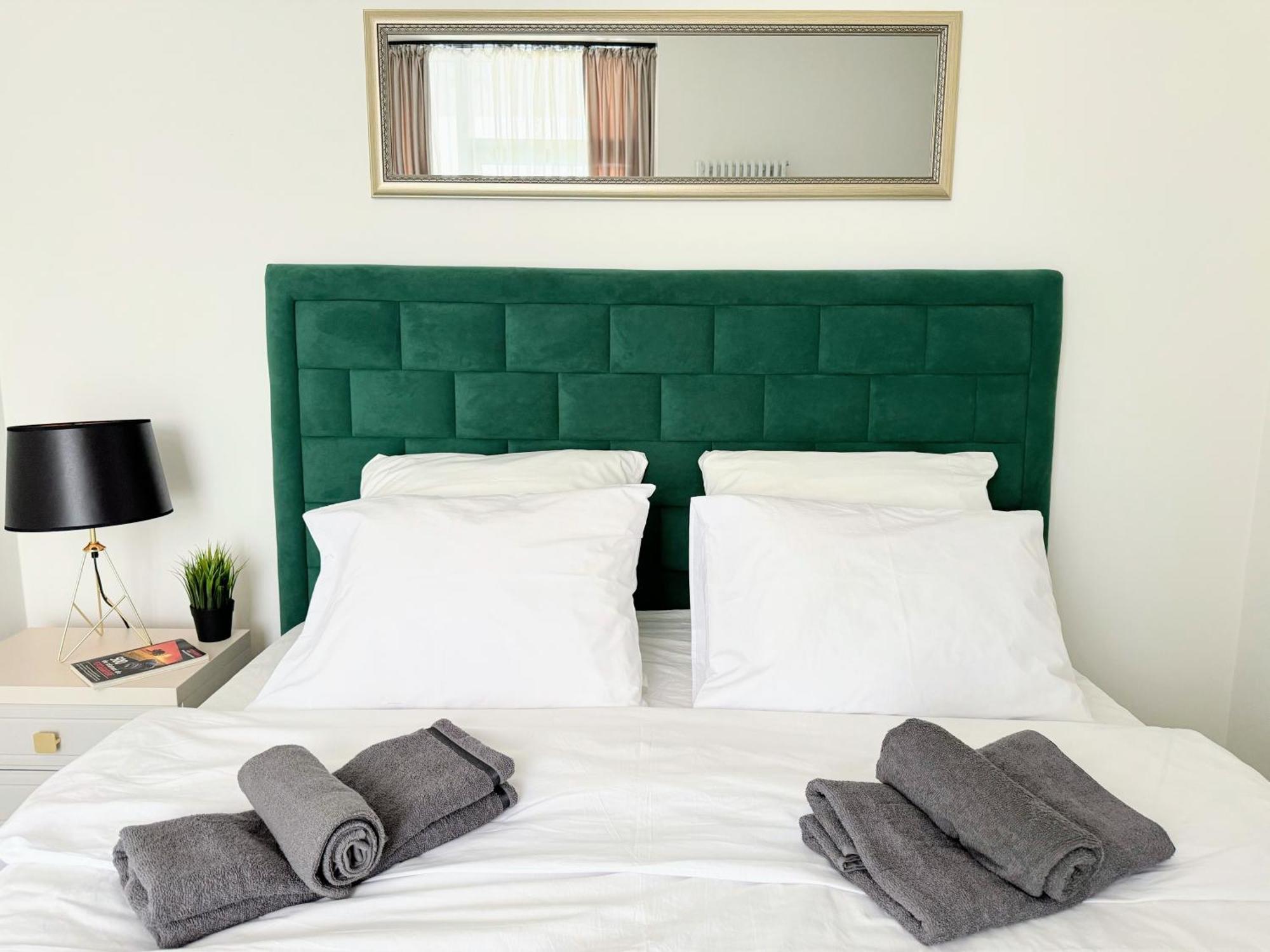 Stylish Apartment Getaway With Self Check-In And Free Parking Lot Arad Exterior foto